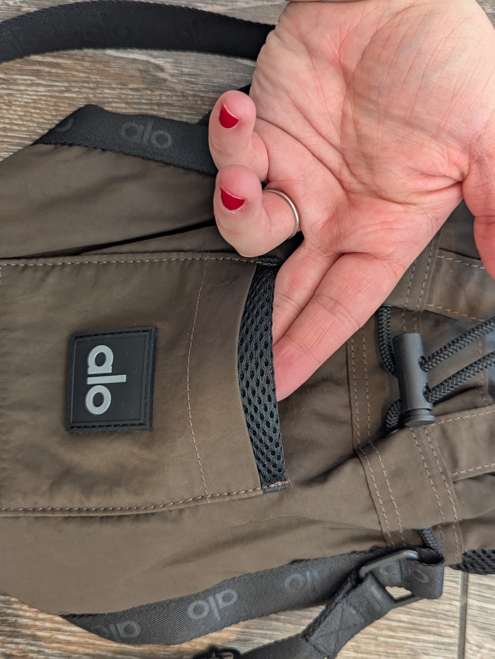 ALO Yoga Crossbody Bucket Bag Utility Espresso Black Athletic Purse - Picture 5 of 8